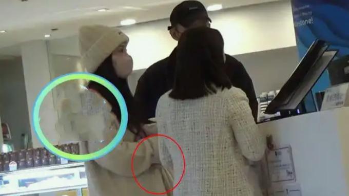 曝44岁柳岩疑似怀孕！携男友现身医院互动甜蜜，打扮宽松孕味十足