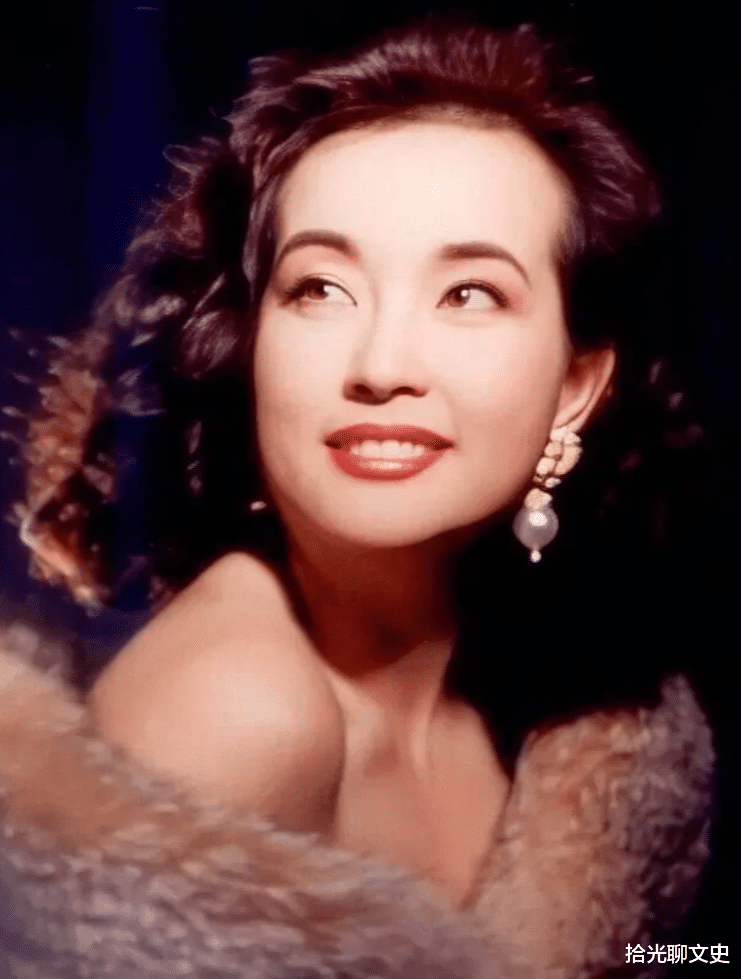 70岁的刘晓庆官宣怀孕被骂上热搜：绝经了，还能生？