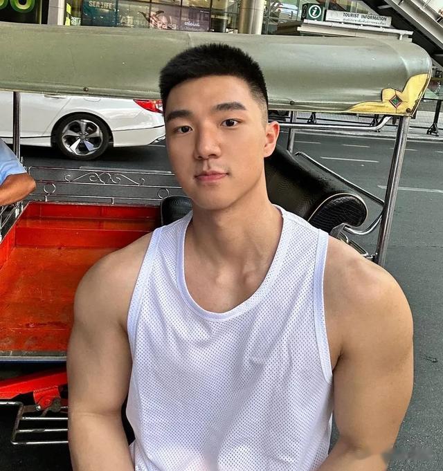 男生别再嫌弃“两边铲”发型了,试试这3款,清爽干净显帅气