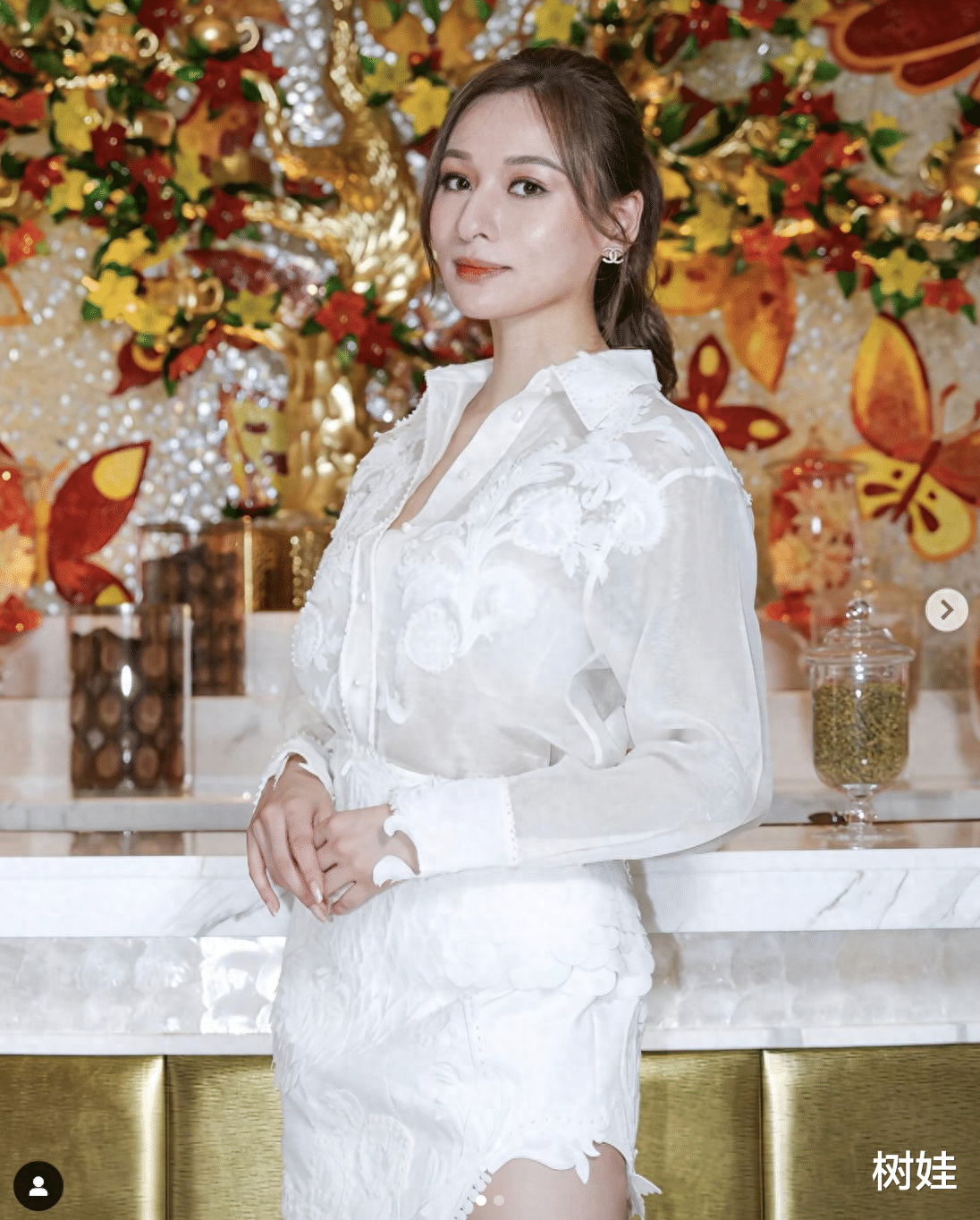 29岁港姐冠军与富商成密友,频频出入对方豪宅,两人相差逾30岁