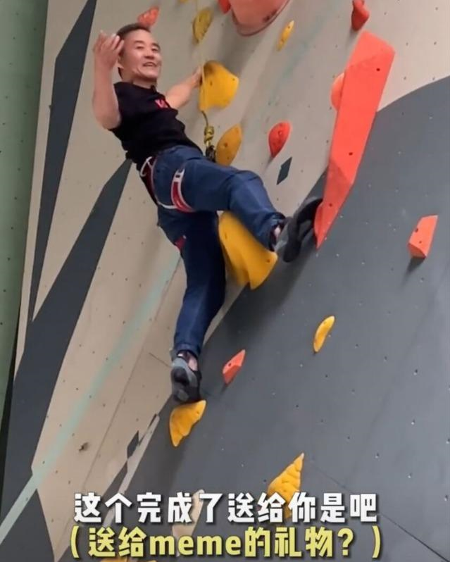 73岁王石退居幕后享受天伦，3岁女儿暴风抽高，田朴珺太宠老王！