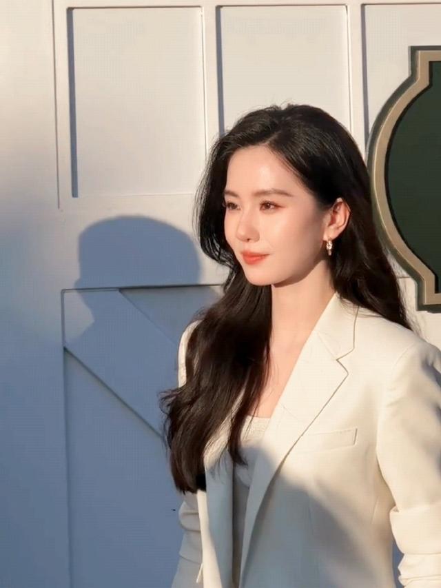 看了刘诗诗和郑秀晶的合照,才懂她当年美貌为啥震惊韩国,太脱俗