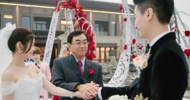 婚变石锤?陈妍希父亲突然离世,好友皆悼念安慰,陈晓却不愿发声