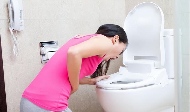 男人“糟蹋”肝脏的4大行为，喝酒排名垫底，看完榜首，脸都红了