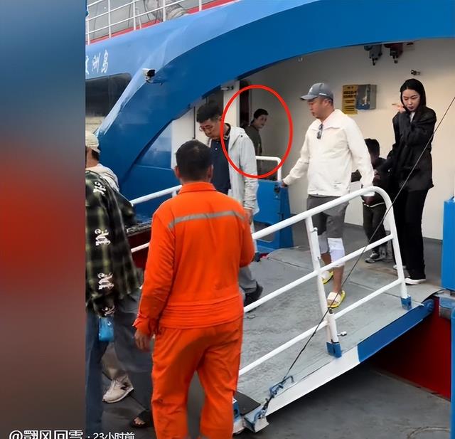 沈腾一家近况曝光，爸妈腿脚不利索被搀扶，王琦暴瘦与老公无交流