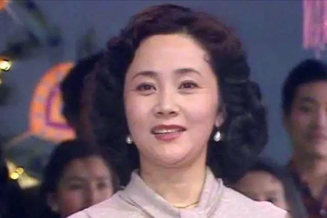 央视主持:吞300颗药被抢救7天7夜,嫁军人不珍惜,嫁演员被背叛