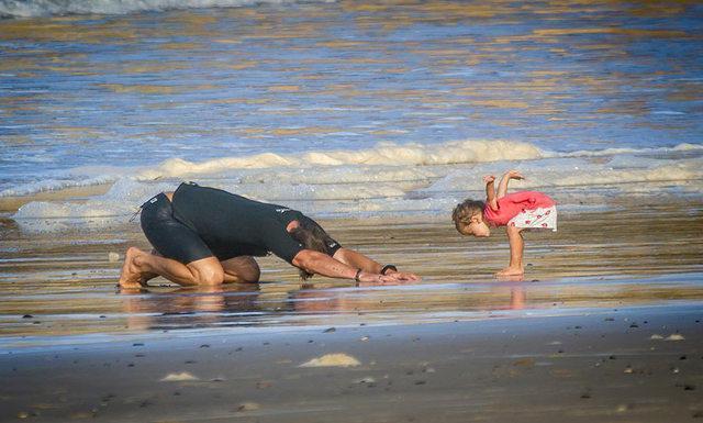 好莱坞模范夫妻:雷神爱上大7岁美女,搂着矮30公分娇妻甜蜜11年