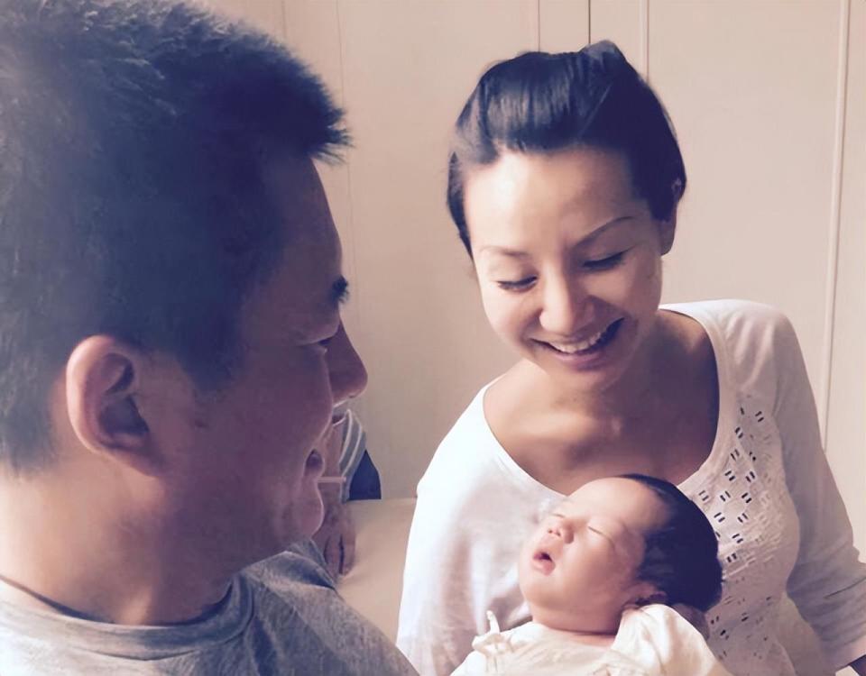 “国民老爸”高曙光,女儿5岁与江珊离婚,年过半百再婚喜得贵子