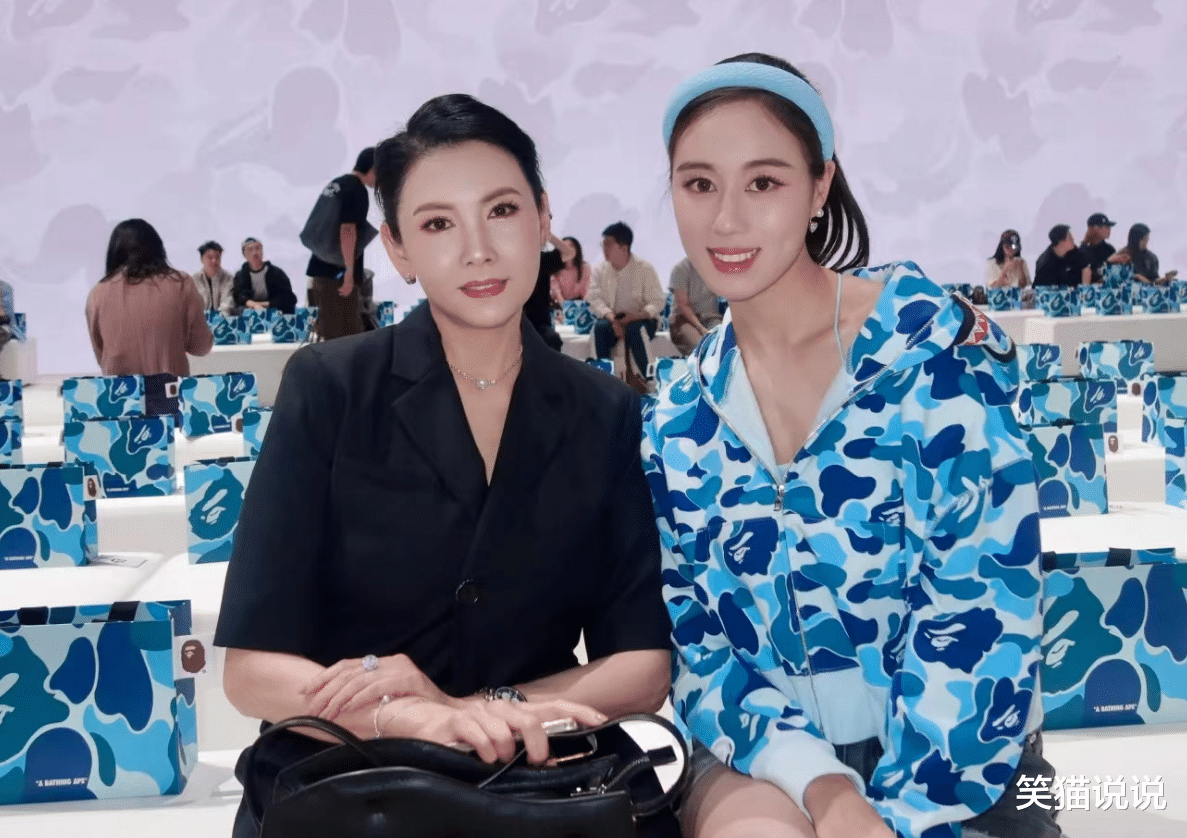 何超欣晒合照：与刘秀桦沈月同框合照，和邱淑贞利路修合影很开心