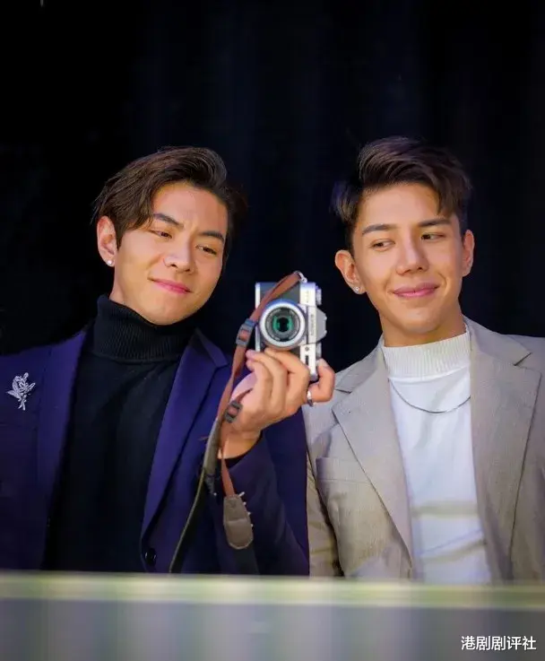 TVB女神收割机与同母异父弟弟为妈妈庆生，一家三口获赞高颜值