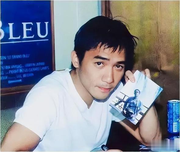 事实证明,61岁久居日本的丁克一族梁朝伟,早已选择了另一种人生