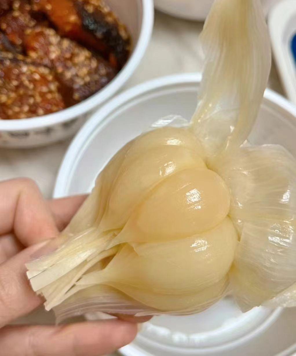 腌糖蒜,别光放糖与醋,记住2点全程,酸甜更脆爽,放1年仍好吃。