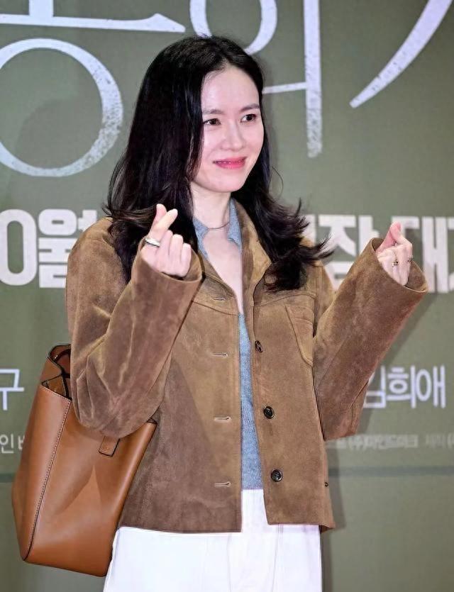 孙艺珍出席试映会,美拉德穿搭休闲舒适,神态被说玄彬化有夫妻相