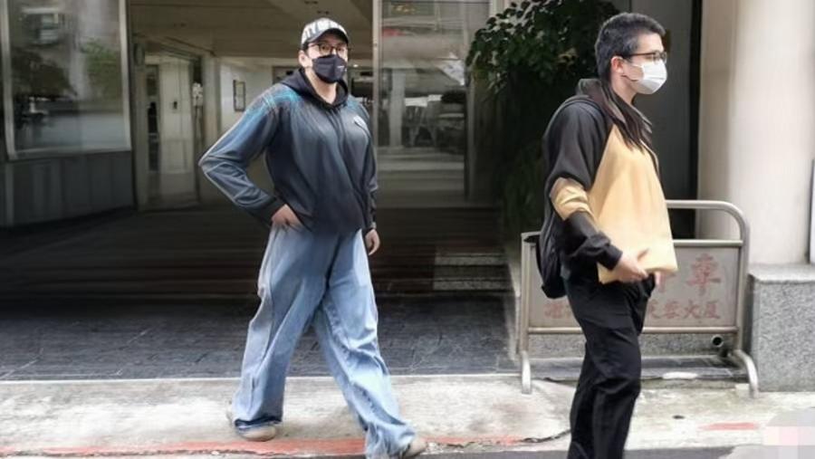 王大陆因逃兵役被逮捕！现场照片曝光本人很淡定，恐面临被判刑