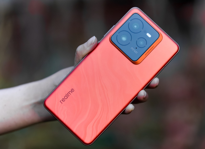 真我彻底发飙?骁龙8至尊版手机才3129元,120倍变焦+6500mAh