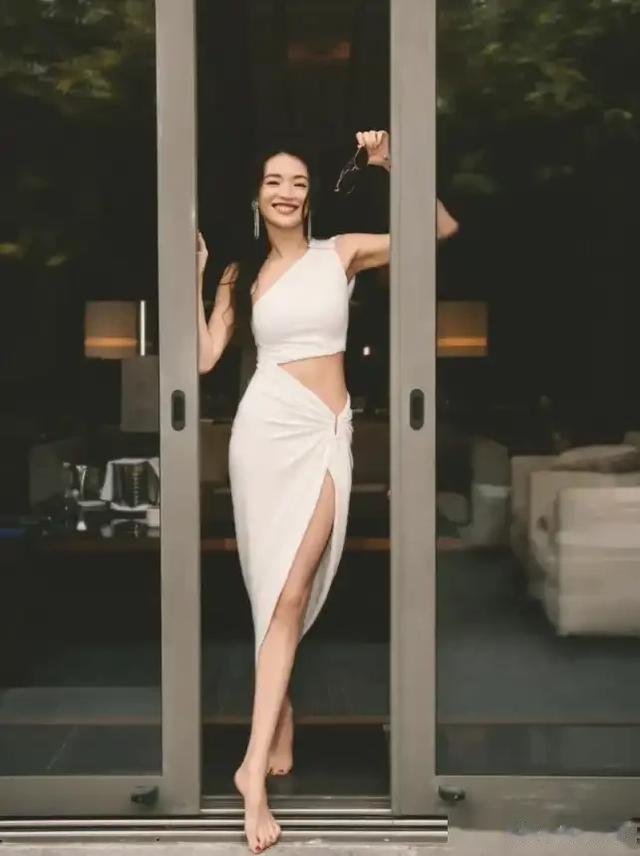 48岁舒淇光脚丫惊艳全网！冯德伦甜蜜回应：这就是我爱的她！