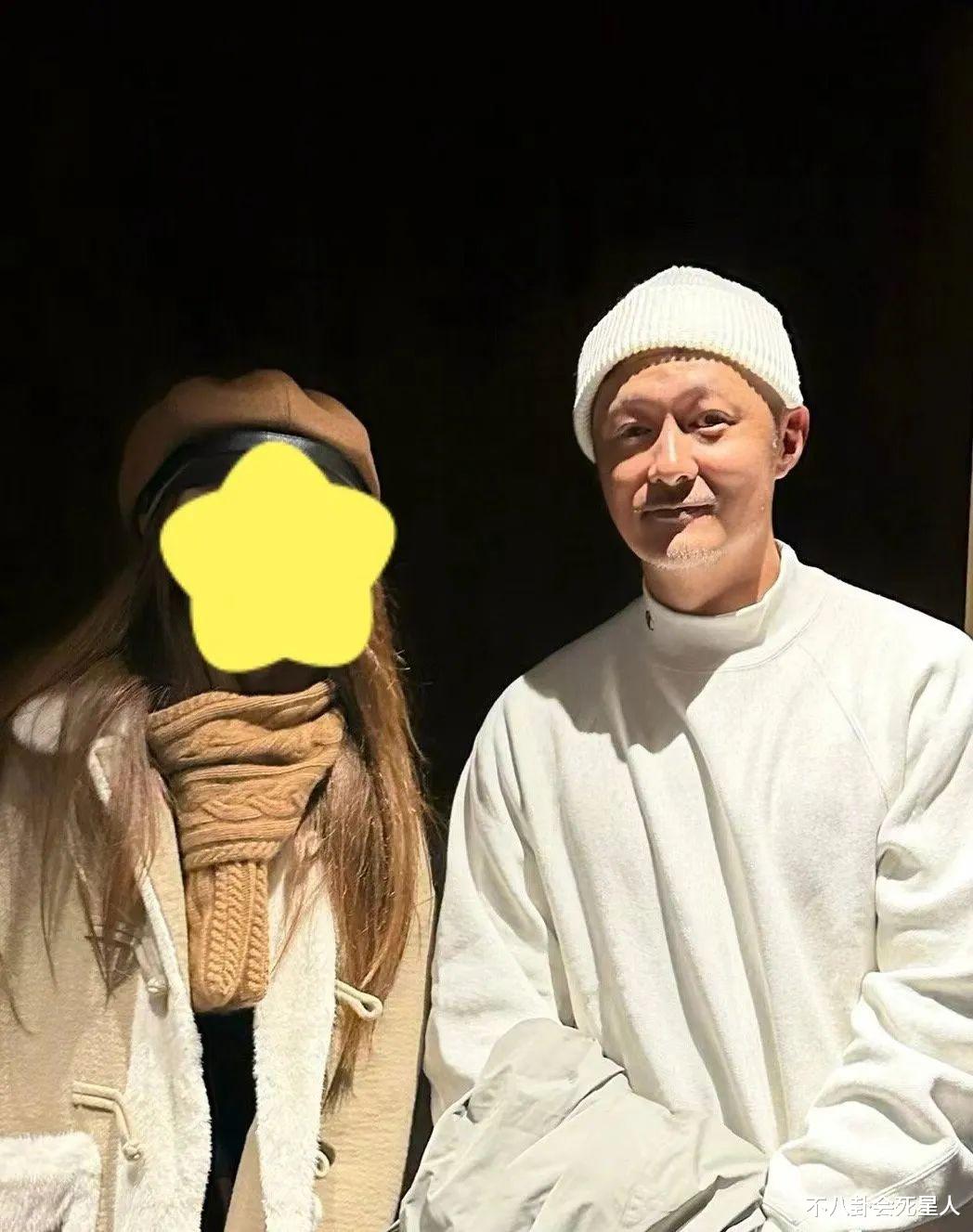 42岁余文乐近照变样，胡子花白皱纹深，断崖式衰老快认不出