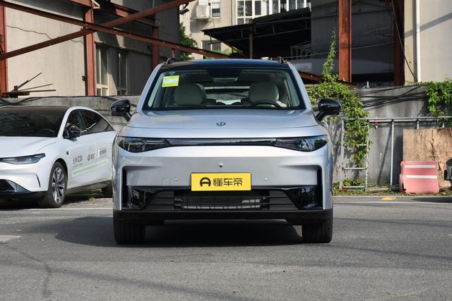 2+2+2六座布局，8295芯片+自动泊车，售15万出头，图性价比看这车