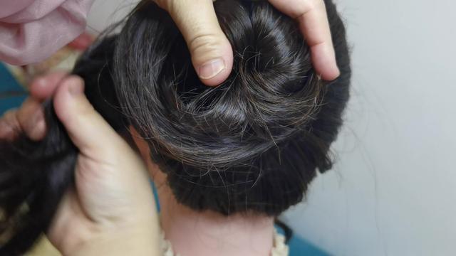 蓬松饱满丸子头发型简单扎发,只需要橡皮筋就能搞定