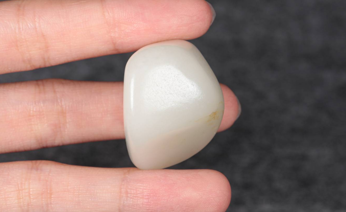 和田玉籽料，全身满皮，白度一级，润度很好