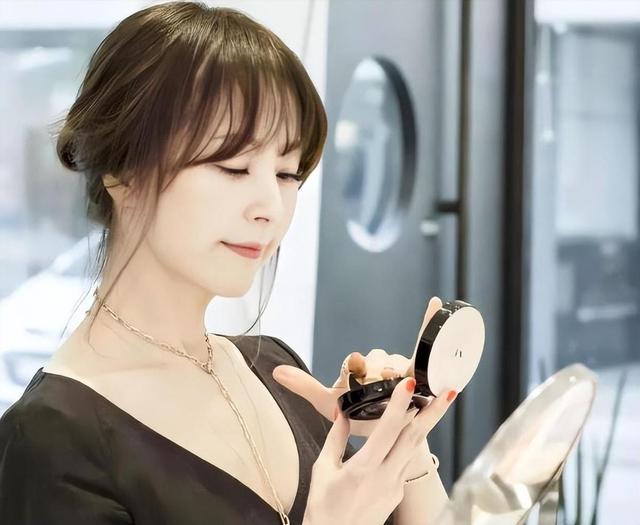 65岁却有25岁的脸,二婚嫁小30岁总裁,冻龄女神徐贞姬到底有多牛