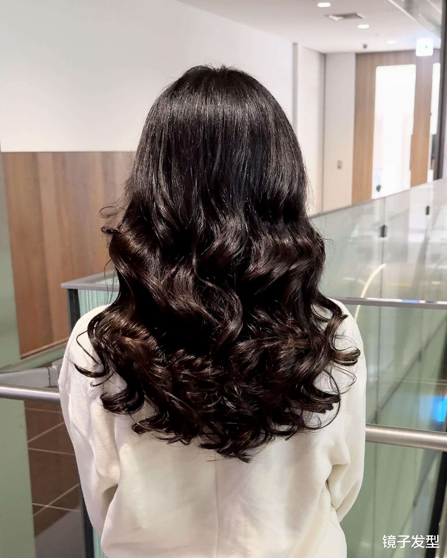 过肩长发这样烫大卷,发根保留10厘米直发,自然时尚不夸张