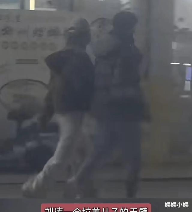 刘涛带一双儿女现身，16岁儿子比妈妈高半头，女儿长发飘飘很漂亮