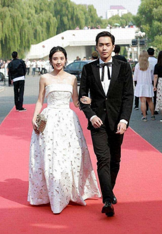 张若昀一家三口游故宫，唐艺昕染粉发好少女牵着4岁女儿幸福甜蜜