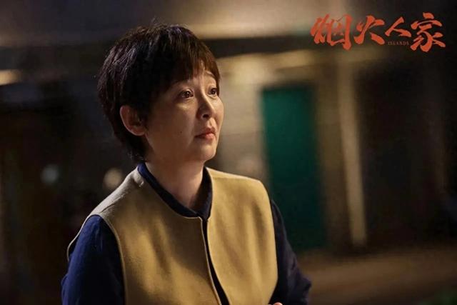 两个女儿没血缘关系、丈夫冯小刚被抛弃:年少时欠的债,徐帆还了