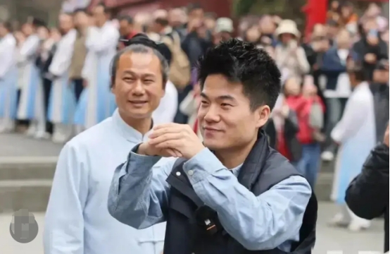 老俞福建直播被打脸，访谈聊到董宇辉，再次被带入舆论漩涡