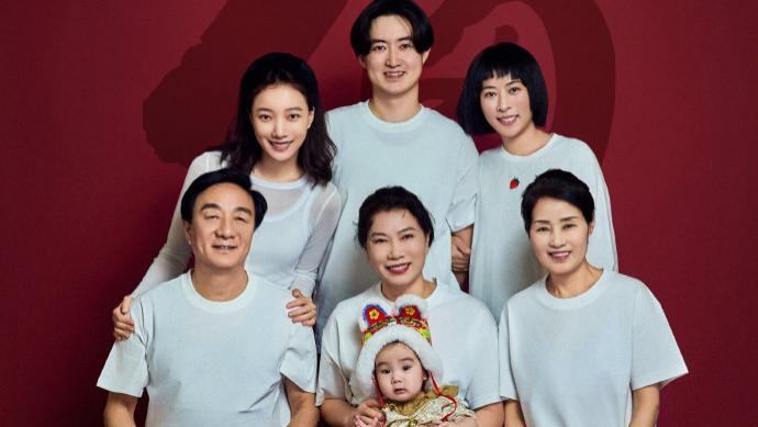 王珞丹元宵节罕见公开全家福，父母姐姐全出镜，一家七口超有爱