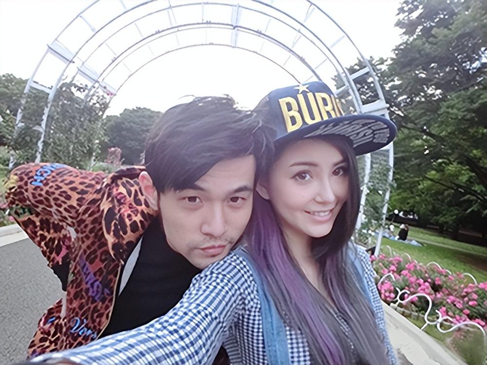 周杰伦携娇妻在意大利度假!昆凌打扮年轻,网友:国内赚钱国外花