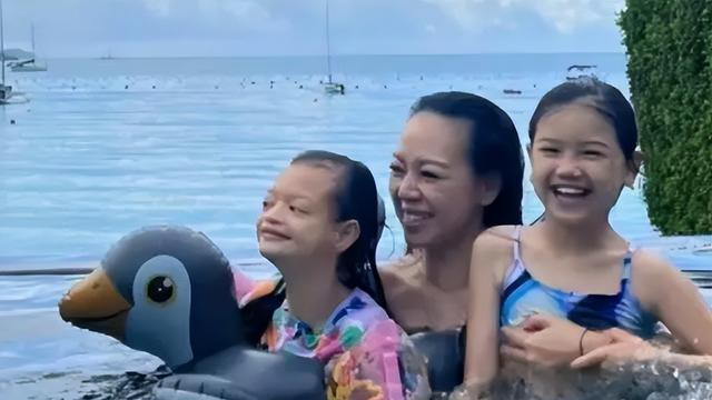 钟丽淇为罕见病女儿庆生，14岁刚学会走路，曾被断言活不过2岁