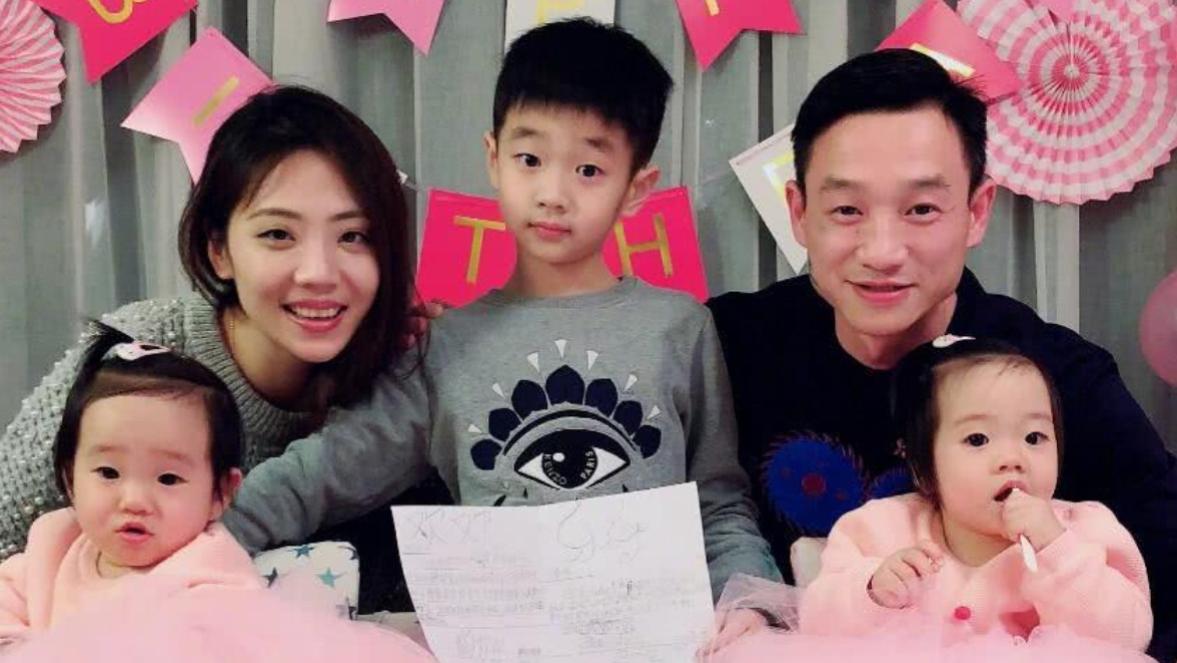 44岁杨威宣布重大决定：7岁双胞胎女儿不去学校在家上学，网友看法不一致