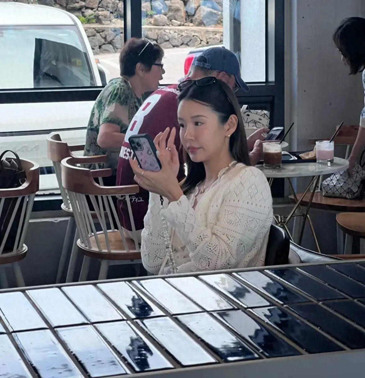 韩国济州岛偶遇张子萱,脸馒化成另一个人,网友相认全靠猜