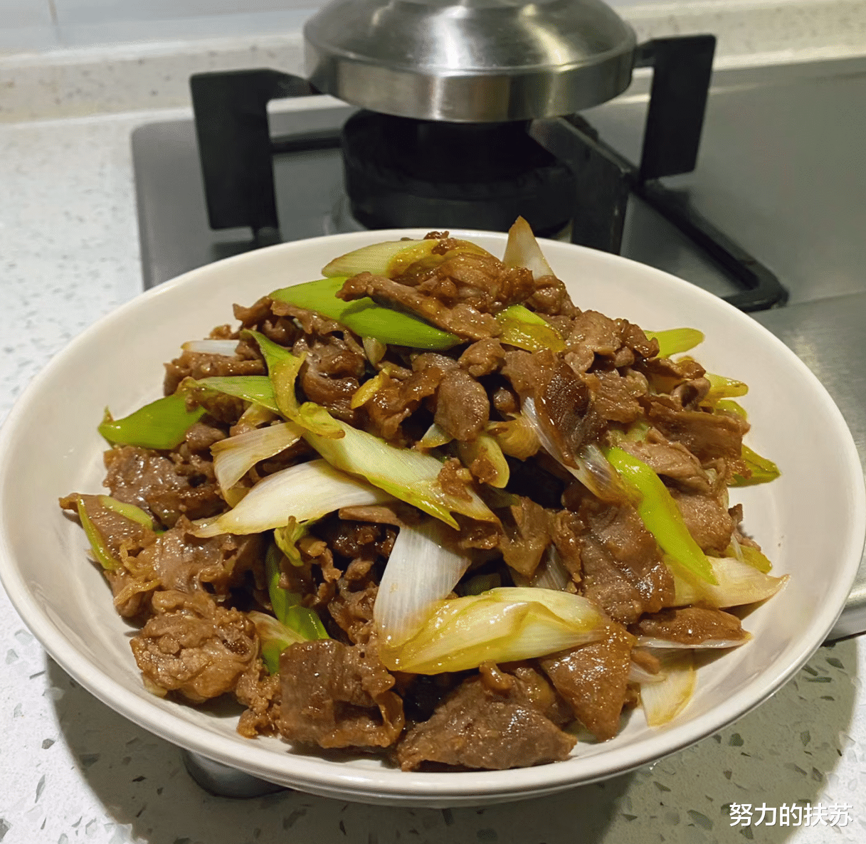 葱爆肉：家常小炒中的经典之作