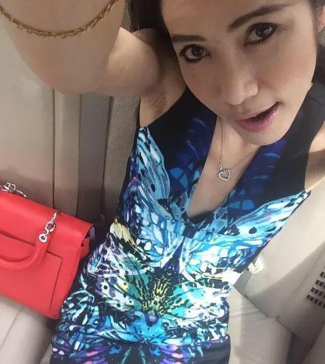 泰王新欢海量照曝光军装很飒，入宫前非主流小太妹，已取代诗妮娜