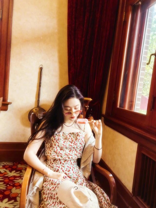 惊艳！刘亦菲穿短裙身材纤细比例超好 笑容甜美灵动可爱