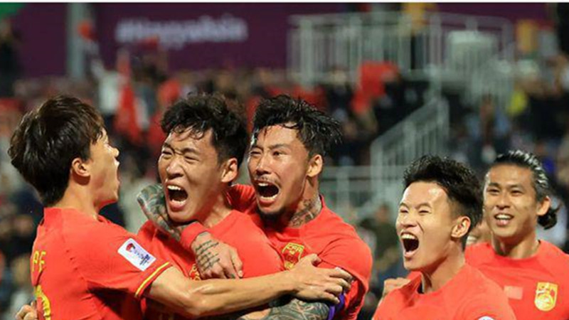 恭喜，国足23岁国脚公布恋情，女方家境富裕，长相酷似柳岩