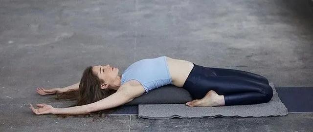 假期，来一场懒洋洋的恢复性瑜伽吧，放松身心，修复能量！