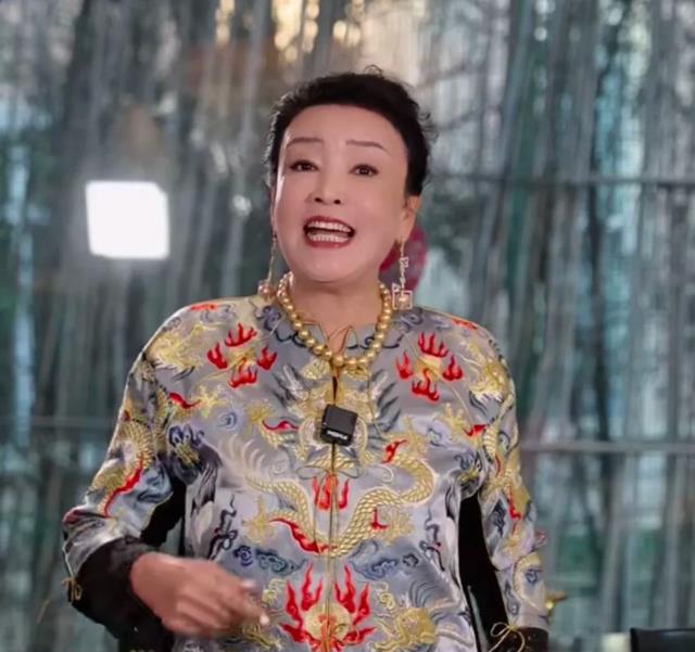 张兰送亲家10万包包,自己却穿28万金线刺绣战袍,二婚就是不一样