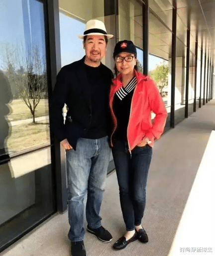 江珊和路人合影,直接素颜也没修图,皮肤又黑又油像个真实奶奶!