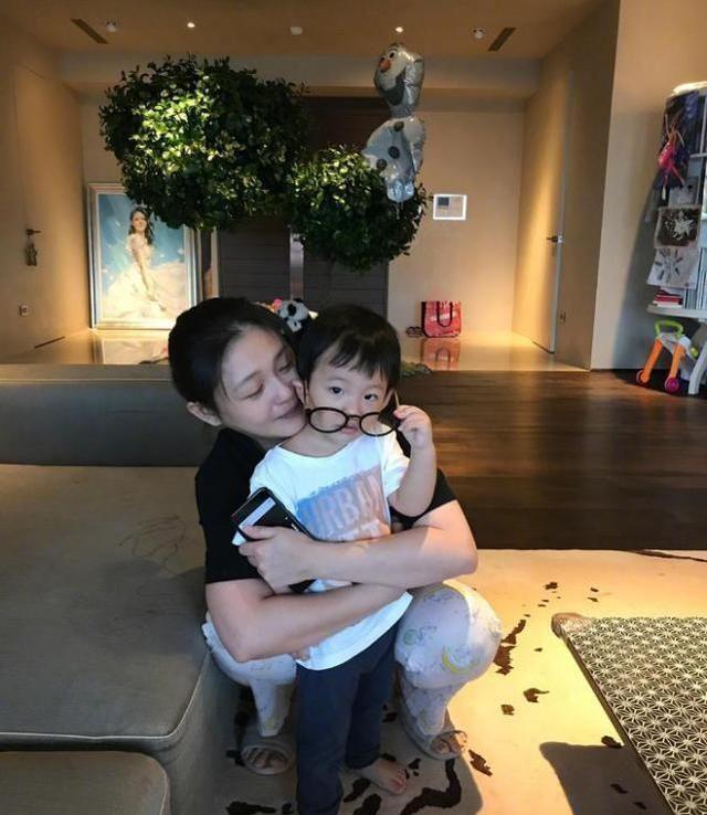 看来张兰他们已知道官司必输了吗?所以才提前打亲情牌了?