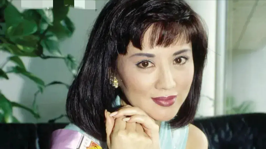 她被誉为中国第一美妇,为显年轻28年不近男色,如今66岁状态惊人