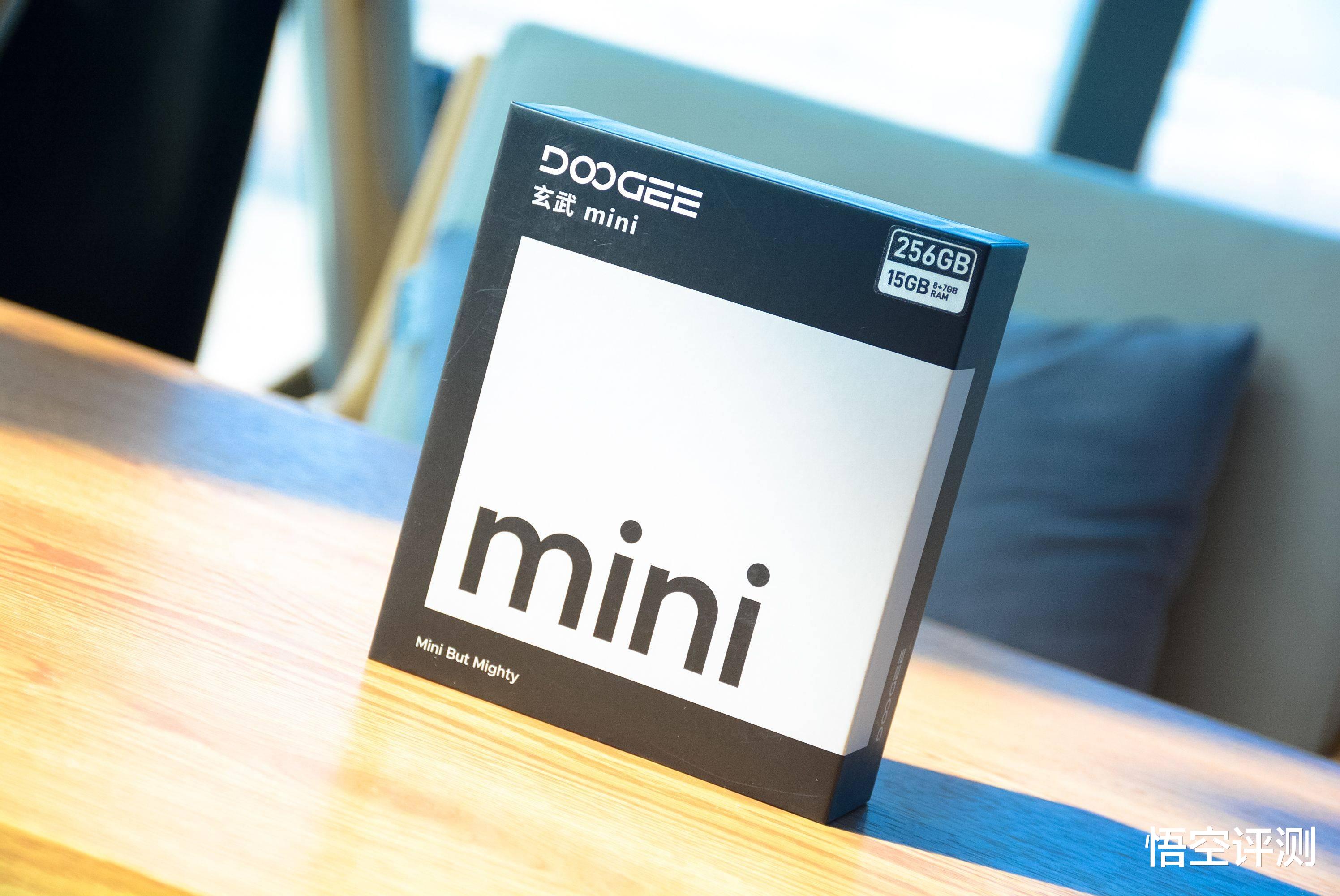 4.5英寸鋼盔鐵甲手機：三防+雙屏幕+G99處理器，都吉手機玄武mini