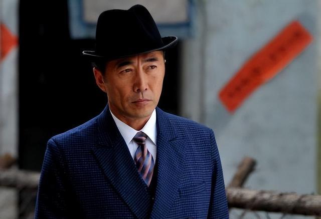 他爱慕萨日娜20年，先后娶两任娇妻，老来得子又离婚，62岁太凄惨