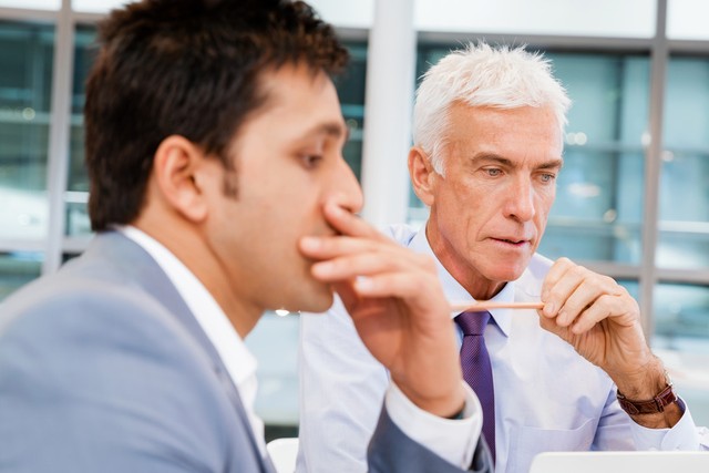 领导喝醉了，他抓住我的手不放，我该怎么办？