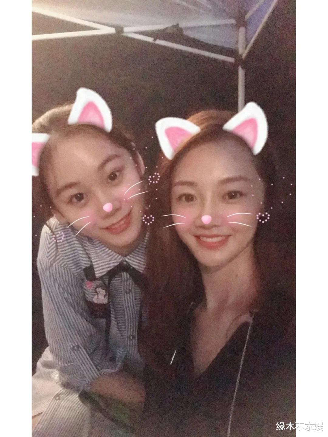 郑恺一家5口韩国旅游,苗苗新发型好抢眼,为省钱一家分开坐!