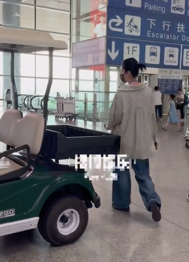 王菲陪小女儿回京,18岁李嫣术后包裹严实,母女俩气质高冷互动少