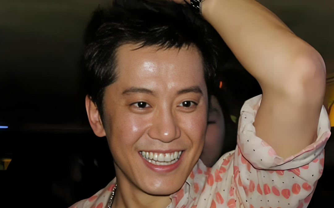 他8次登春晚,从情歌王子到阶下囚,现54岁被富婆搂着卖唱